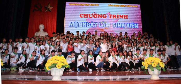 Học sinh chụp ảnh lưu niệm cùng ban tổ chức. Học sinh chụp ảnh lưu niệm cùng ban tổ chức.