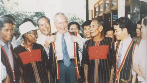 Đại tướng Lê Đức Anh thăm đồng bào các dân tộc Tây Nguyên. Đại tướng Lê Đức Anh thăm đồng bào các dân tộc Tây Nguyên.