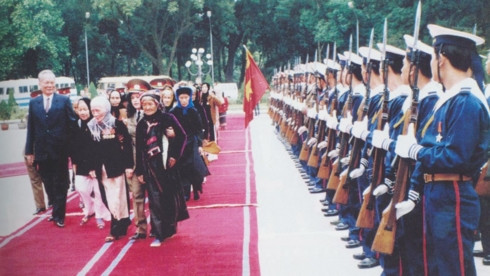 Ngày 29/12/1994, Nhà nước ta phong tặng danh hiệu Bà mẹ Việt Nam anh hùng (đợt 1), Chủ tịch nước Lê Đức Anh cùng các Bà mẹ Việt Nam anh hùng duyệt đội danh dự tại Phủ Chủ tịch. (ảnh tư liệu) Ngày 29/12/1994, Nhà nước ta phong tặng danh hiệu Bà mẹ Việt Nam anh hùng (đợt 1), Chủ tịch nước Lê Đức Anh cùng các Bà mẹ Việt Nam anh hùng duyệt đội danh dự tại Phủ Chủ tịch. (ảnh tư liệu)