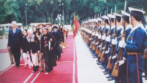 Ngày 29/12/1994, Nhà nước ta phong tặng danh hiệu Bà mẹ Việt Nam anh hùng (đợt 1), Chủ tịch nước Lê Đức Anh cùng các Bà mẹ Việt Nam anh hùng duyệt đội danh dự tại Phủ Chủ tịch. (ảnh tư liệu) Ngày 29/12/1994, Nhà nước ta phong tặng danh hiệu Bà mẹ Việt Nam anh hùng (đợt 1), Chủ tịch nước Lê Đức Anh cùng các Bà mẹ Việt Nam anh hùng duyệt đội danh dự tại Phủ Chủ tịch. (ảnh tư liệu)