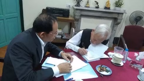 Nguyên Chủ tịch nước Lê Đức Anh (ảnh phải) và Đại tá Khuất Biên Hòa. Nguyên Chủ tịch nước Lê Đức Anh (ảnh phải) và Đại tá Khuất Biên Hòa.