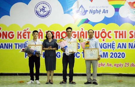 Em Nguyễn An Anh, em Mai Văn Đạt và thầy Hồ Xuân Hợi nhận giải thưởng. Ảnh do tác giả cung cấp