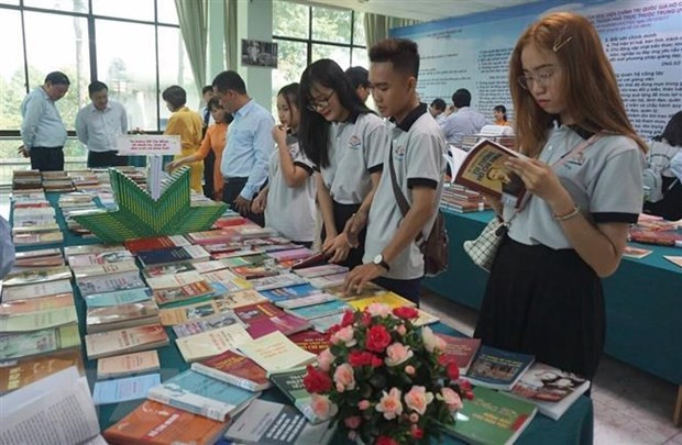 Nhiều bạn đọc trẻ tuổi đến tham quan Triển lãm. (Ảnh: Thu Hoài/TTXVN) Nhiều bạn đọc trẻ tuổi đến tham quan Triển lãm. (Ảnh: Thu Hoài/TTXVN)