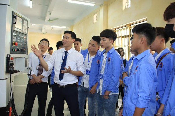 Học sinh trải nghiệm tại Khoa Cơ khí Học sinh trải nghiệm tại Khoa Cơ khí