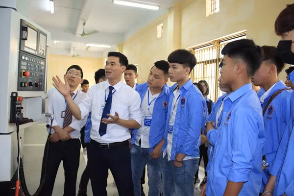 Học sinh trải nghiệm tại Khoa Cơ khí