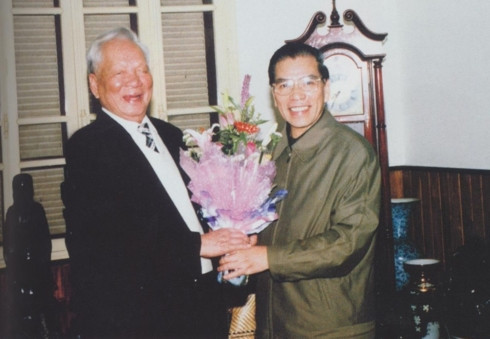 Đại tướng Lê Đức Anh cùng nguyên Tổng Bí thư Nông Đức Mạnh. Đại tướng Lê Đức Anh cùng nguyên Tổng Bí thư Nông Đức Mạnh.