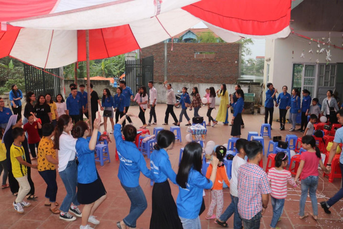Chúng tôi cùng các em hát ca khúc "Nối vòng tay lớn". Ảnh: Triệu Thị Oanh Chúng tôi cùng các em hát ca khúc "Nối vòng tay lớn". Ảnh: Triệu Thị Oanh