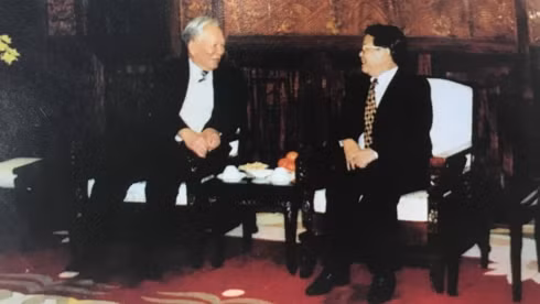 Hai nguyên Chủ tịch nước Trần Đức Lương và Lê Đức Anh tại Phủ Chủ tịch, năm 2004 (Ảnh trong cuốn sách Đại tướng Lê Đức Anh)