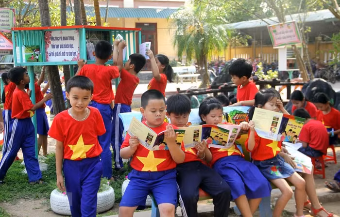 Để việc xây dựng, phát triển phong trào đọc sách trong cộng đồng đạt hiệu quả cao, trước hết cần tập trung vào nhóm đối tượng học sinh, sinh viên. (Ảnh minh họa: TTXVN)