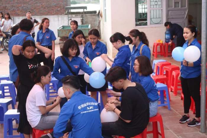 Các bạn lớp tôi đang chuẩn bị bóng bay. Ảnh: Triệu Thị Oanh Các bạn lớp tôi đang chuẩn bị bóng bay. Ảnh: Triệu Thị Oanh