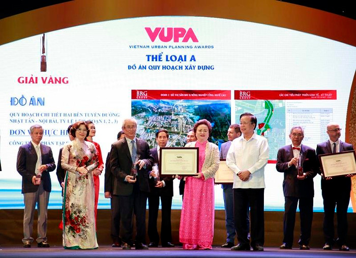 Bà Nguyễn Thị Nga và Ông Lê Hữu Báu - Lãnh đạo Tập đoàn BRG nhận giải Vàng Đồ Án Quy Hoạch Xây dựng Bà Nguyễn Thị Nga và Ông Lê Hữu Báu - Lãnh đạo Tập đoàn BRG nhận giải Vàng Đồ Án Quy Hoạch Xây dựng