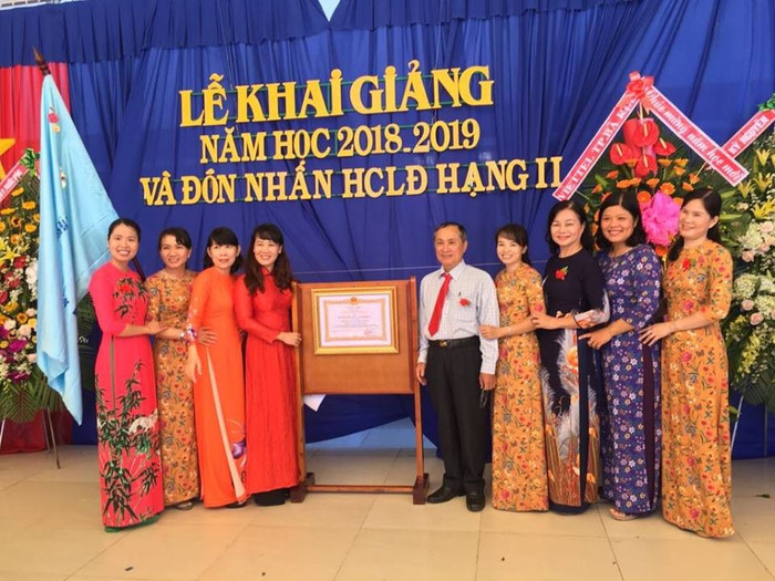 Cô Lê Thị Trang Nhung (bìa trái) - Trường Trung học phổ thông Châu Thành, Bà Rịa - Vũng Tàu Cô Lê Thị Trang Nhung (bìa trái) - Trường Trung học phổ thông Châu Thành, Bà Rịa - Vũng Tàu