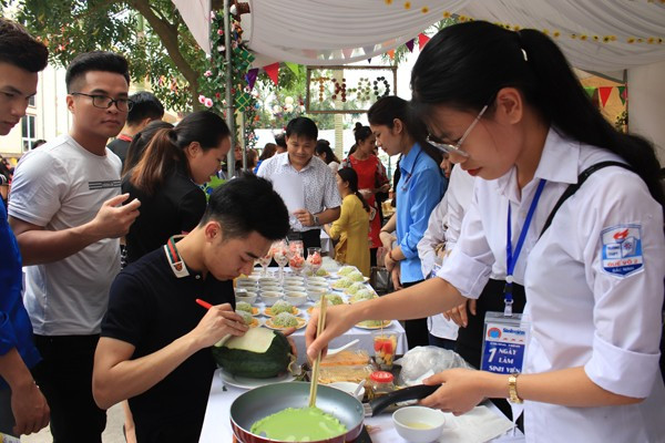 Học sinh trải nghiệm tại Khoa Kinh tế Học sinh trải nghiệm tại Khoa Kinh tế