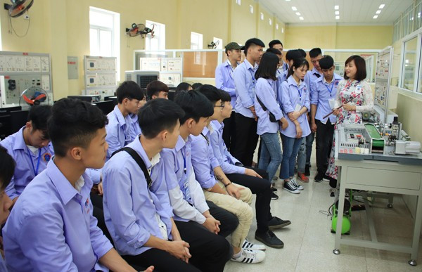 Học sinh trải nghiệm tại Khoa Điện Học sinh trải nghiệm tại Khoa Điện