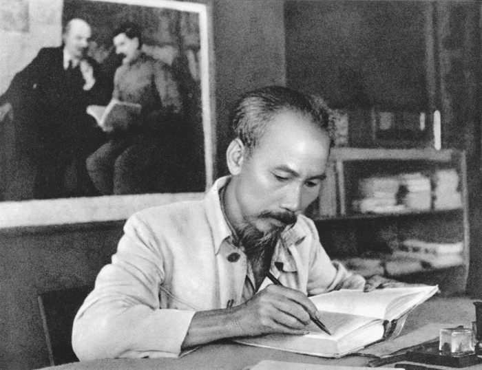 Cán bộ sống buông thả nhưng giả vờ đạo đức là mầm họa cho dân tộc Cán bộ sống buông thả nhưng giả vờ đạo đức là mầm họa cho dân tộc