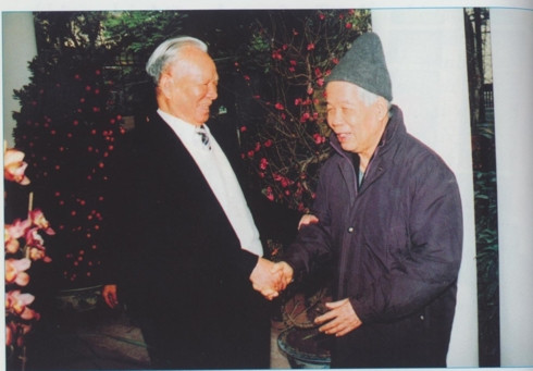 Nguyên Chủ tịch nước Lê Đức Anh thăm và chúc Tết nguyên Tổng Bí thư Đỗ Mười. Nguyên Chủ tịch nước Lê Đức Anh thăm và chúc Tết nguyên Tổng Bí thư Đỗ Mười.