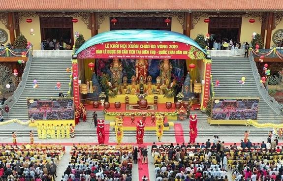 Quang cảnh Lễ khai Hội Xuân Chùa Ba Vàng năm 2019. Ảnh minh họa. Nguồn: TTXVN Quang cảnh Lễ khai Hội Xuân Chùa Ba Vàng năm 2019. Ảnh minh họa. Nguồn: TTXVN