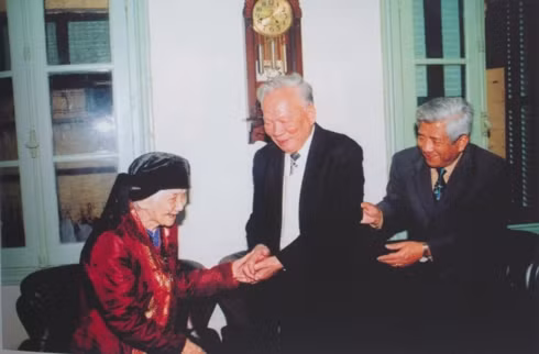 Đại tướng Lê Đức Anh chúc thọ mẫu thân của nguyên Chủ tịch Mặt trận Tổ quốc Việt Nam - Phạm Thế Duyệt.
