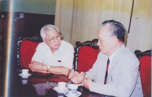 Nguyên Chủ tịch nước Lê Đức Anh và nguyên Thủ tướng Võ Văn Kiệt, thời điểm chụp là sau Đại hội Đảng VII.