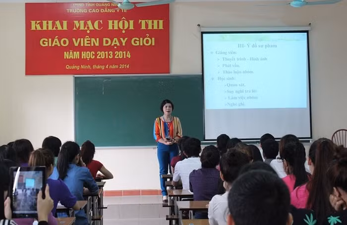 Nếu chuyển sang xét giáo viên giỏi, thầy cô sẽ gặp thêm nhiều áp lực thành tích? Ảnh: Báo Quảng Ninh