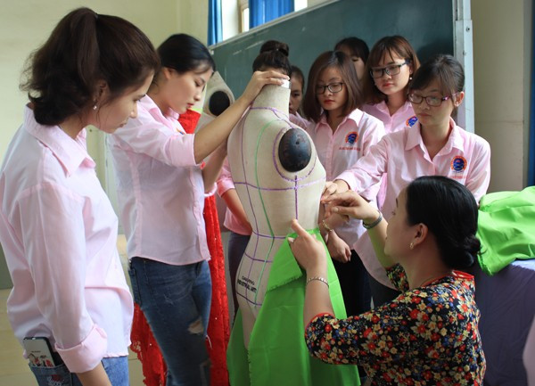 Học sinh trải nghiệm tại Khoa Công nghệ May và Thời trang Học sinh trải nghiệm tại Khoa Công nghệ May và Thời trang