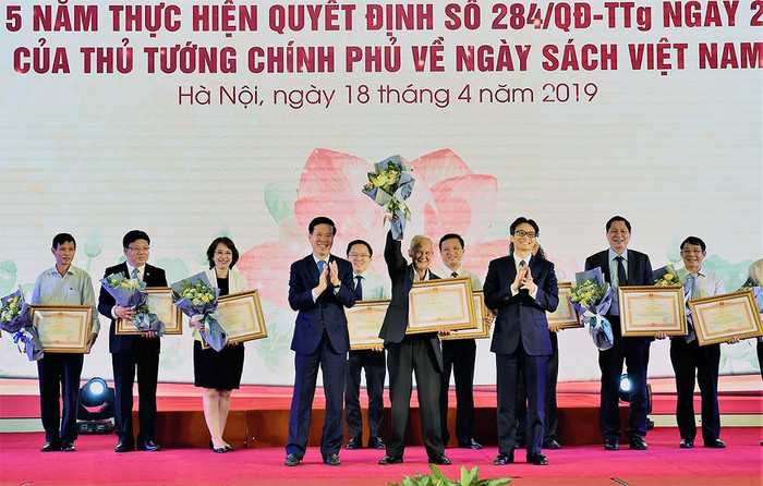 Ủy viên Bộ Chính trị, Bí thư Trung ương Đảng, Trưởng ban Tuyên giáo Trung ương Võ Văn Thưởng, Phó Thủ tướng Chính phủ Vũ Đức Đam trao bằng khen của Thủ tướng Chính phủ cho các tập thể, cá nhân. Ảnh: VGP/Nhật Bắc Ủy viên Bộ Chính trị, Bí thư Trung ương Đảng, Trưởng ban Tuyên giáo Trung ương Võ Văn Thưởng, Phó Thủ tướng Chính phủ Vũ Đức Đam trao bằng khen của Thủ tướng Chính phủ cho các tập thể, cá nhân. Ảnh: VGP/Nhật Bắc