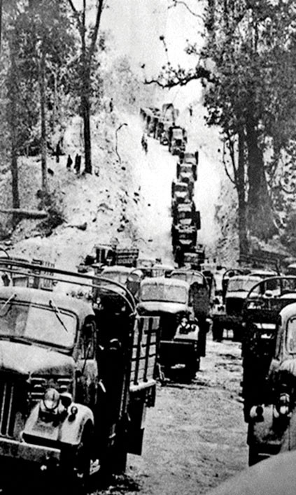 Bất chấp bom đạn và chất độc hóa học, những đoàn xe vẫn tiến về miền Nam. Ảnh: Baovinhlong.com.vn Bất chấp bom đạn và chất độc hóa học, những đoàn xe vẫn tiến về miền Nam. Ảnh: Baovinhlong.com.vn