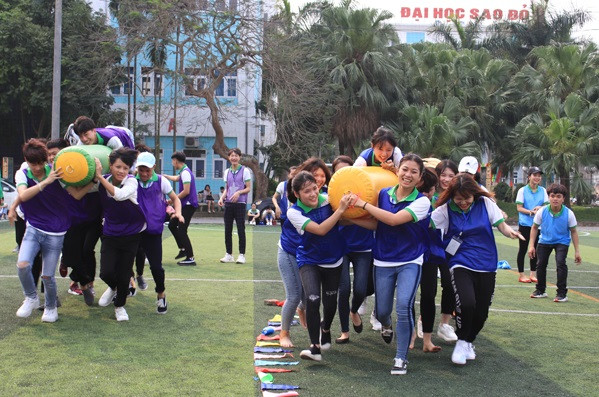 Học sinh trải nghiệm các hoạt động team building. Học sinh trải nghiệm các hoạt động team building.