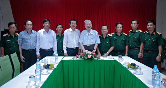 Đại tướng Lê Đức Anh, Nguyên Ủy viên Bộ Chính trị, nguyên Chủ tịch nước, nguyên Bộ trưởng Bộ Quốc phòng, trong một lần họp mặt với các đảng ủy viên Đảng ủy Quân khu 9. Đại tướng Lê Đức Anh, Nguyên Ủy viên Bộ Chính trị, nguyên Chủ tịch nước, nguyên Bộ trưởng Bộ Quốc phòng, trong một lần họp mặt với các đảng ủy viên Đảng ủy Quân khu 9.