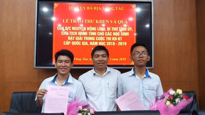 Tấm gương sáng của học trò và đồng nghiệp ảnh 2