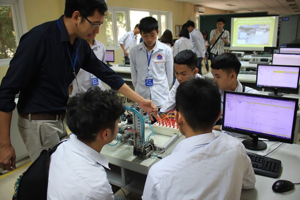 Học sinh trải nghiệm tại Khoa Điện tử - Tin học Học sinh trải nghiệm tại Khoa Điện tử - Tin học
