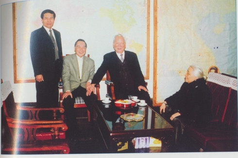 Nguyên Thủ tướng Phan Văn Khải đến thăm Đại tướng Lê Đức Anh và phu nhân. Nguyên Thủ tướng Phan Văn Khải đến thăm Đại tướng Lê Đức Anh và phu nhân.