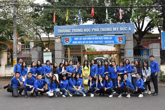 Cả đoàn tôi tại trường Trung học phổ thông Mỹ Đức A. Ảnh: Mai Nghiêm Cả đoàn tôi tại trường Trung học phổ thông Mỹ Đức A. Ảnh: Mai Nghiêm