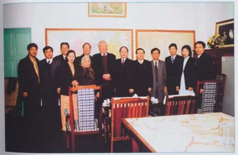 Đồng chí Phan Diễn - nguyên Thường trực Ban Bí thư và Văn phòng Trung ương Đảng đến chúc thọ Đại tướng Lê Đức Anh.