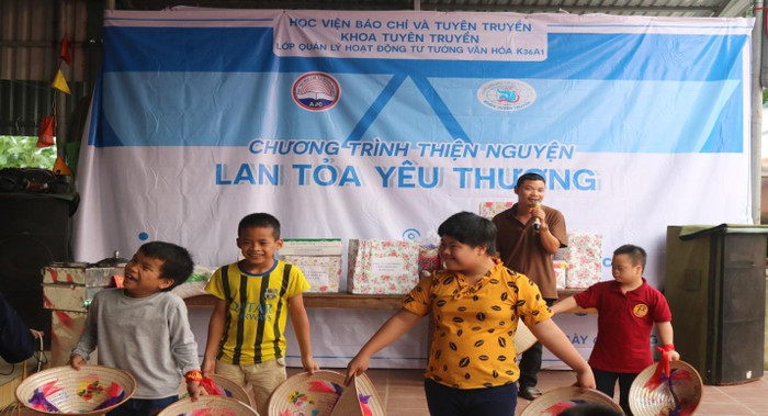 Các em ở mái ấm Thánh Tâm hát và múa. Ảnh: Nguyễn Minh Ngọc Các em ở mái ấm Thánh Tâm hát và múa. Ảnh: Nguyễn Minh Ngọc