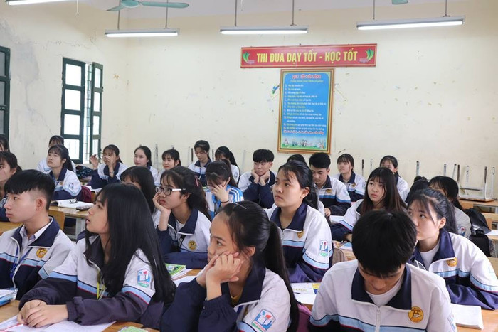 Ảnh các em trong lớp tập trung nghe các anh chị tư vấn - hướng nghiệp. Ảnh: Triệu Thị Oanh Ảnh các em trong lớp tập trung nghe các anh chị tư vấn - hướng nghiệp. Ảnh: Triệu Thị Oanh