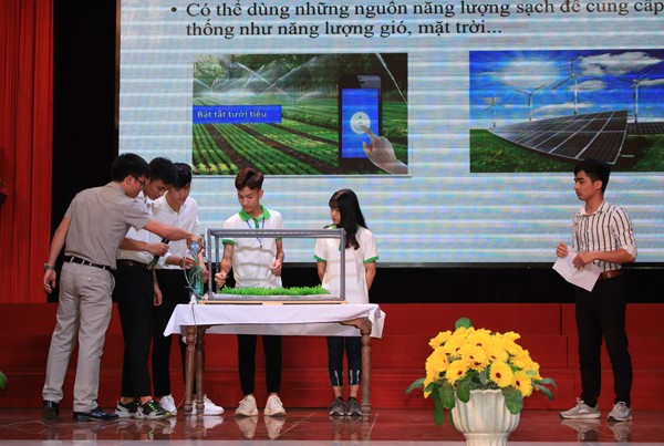 Học sinh trải nghiệm hoạt động sáng tạo khoa học công nghệ. Học sinh trải nghiệm hoạt động sáng tạo khoa học công nghệ.