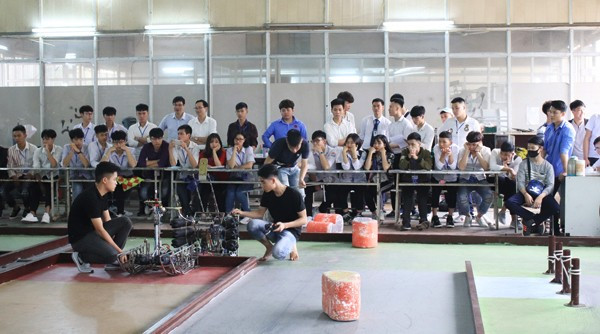 Học sinh trải nghiệm hoạt động chế tạo robot. Học sinh trải nghiệm hoạt động chế tạo robot.