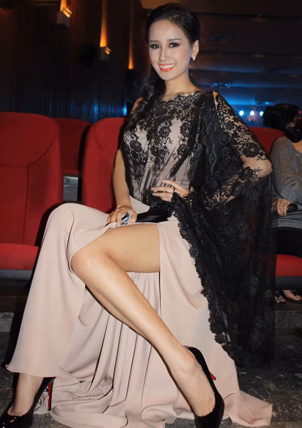 Tư thế ngồi kéo váy khoe chân này của Mai Phương Thúy cũng chẳng hề duyên dáng.