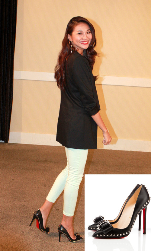 Thanh Hằng thời thượng với mẫu giày mang tên Lucifer Bow đính gai cá tính, "đụng hàng" với hàng loạt sao ngoại. Thiết kế giày này có giá 850 $ (khoảng 18,7 triệu VNĐ).