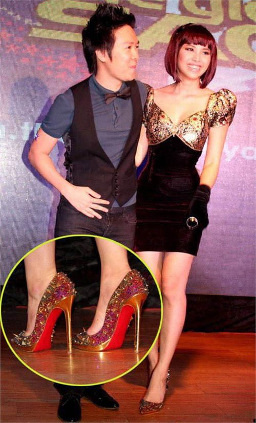 Đôi Louboutin nạm đính cầu kì này của Ngọc Diệp có giá lên đến 5.000 $ (khoảng 110 triệu VNĐ).