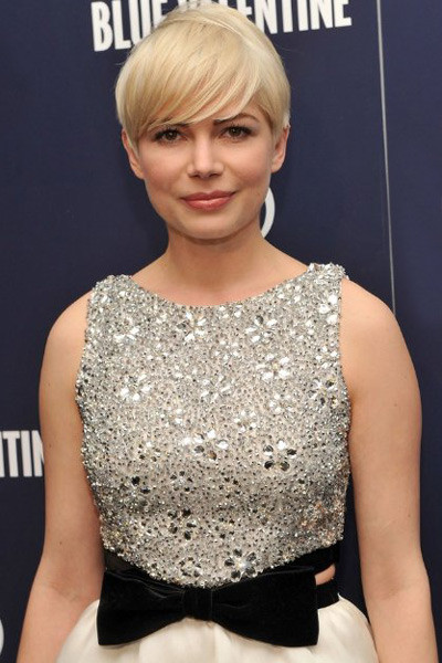 Michelle Williams khéo léo khoe eo bằng khoảng hở nhỏ và chiếc nơ bằng nhung rất hài hòa Michelle Williams khéo léo khoe eo bằng khoảng hở nhỏ và chiếc nơ bằng nhung rất hài hòa