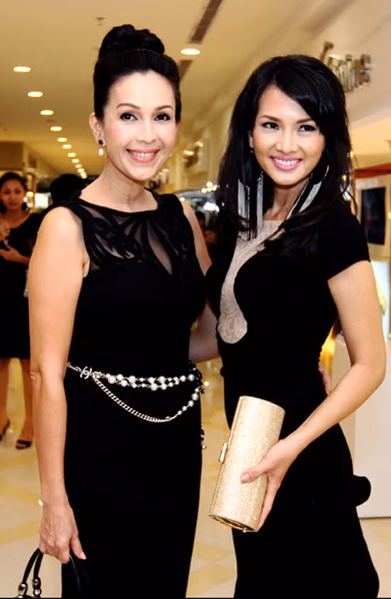 Diễn viên Diễm My mặc màu đen rất phù hợp và sang trọng trong khi Anh Thư trẻ trung nhờ thiết kế váy điệu đà và bông tai sáng màu. Diễn viên Diễm My mặc màu đen rất phù hợp và sang trọng trong khi Anh Thư trẻ trung nhờ thiết kế váy điệu đà và bông tai sáng màu.