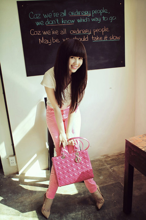 Sang trọng, nữ tính nhưng rất dễ phối đồ là đặc điểm chung của những đôi giày đế đỏ Louboutin.