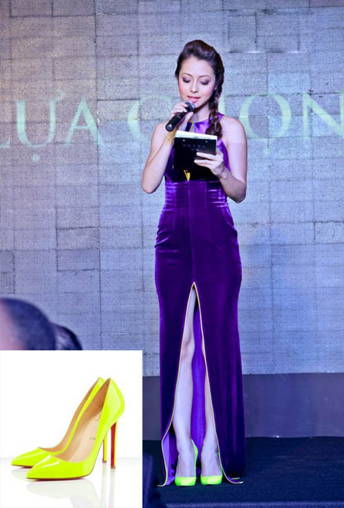 Jennifer Phạm nổi bật khi mix giày vàng neon cùng đầm dạ hội chất liệu nhung tím. Thiết kế giày mũi nhọn, gót mảnh này cũng thuộc dòng Pigalle của Louboutin với giá khoảng 625 $ (13,7 triệu VNĐ).