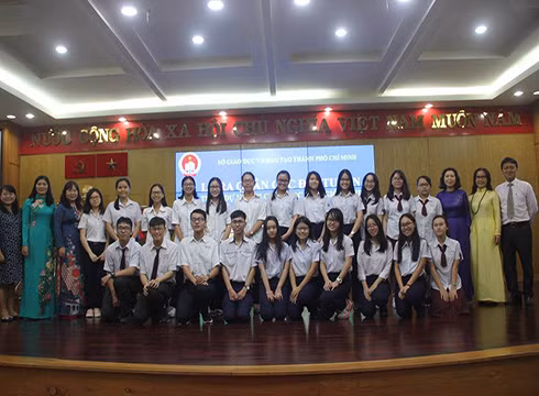 Đội tuyển học sinh giỏi thành phố tham gia kỳ thi học sinh giỏi quốc gia chụp hình lưu niệm (ảnh: P.L) Đội tuyển học sinh giỏi thành phố tham gia kỳ thi học sinh giỏi quốc gia chụp hình lưu niệm (ảnh: P.L)