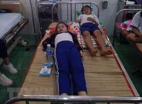 Số học sinh đang được điều trị tại Bệnh viện đa khoa huyện Trần Văn Thời, tỉnh Cà Mau (ảnh: TTXVN)