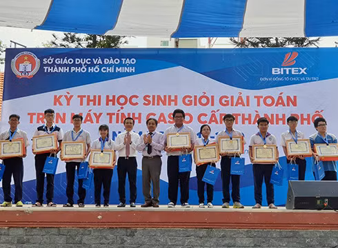 Những học sinh đoạt giải cuộc thi giải toán trên máy tính cầm tay Casio của Thành phố Hồ Chí Minh (ảnh: P.L) Những học sinh đoạt giải cuộc thi giải toán trên máy tính cầm tay Casio của Thành phố Hồ Chí Minh (ảnh: P.L)