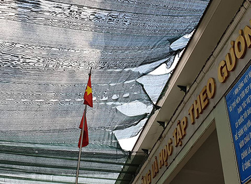 Mái lưới che sân trung tâm Trường trung học phổ thông Bình Hưng Hòa, quận Bình Tân đã bị rách (ảnh: P.L) Mái lưới che sân trung tâm Trường trung học phổ thông Bình Hưng Hòa, quận Bình Tân đã bị rách (ảnh: P.L)