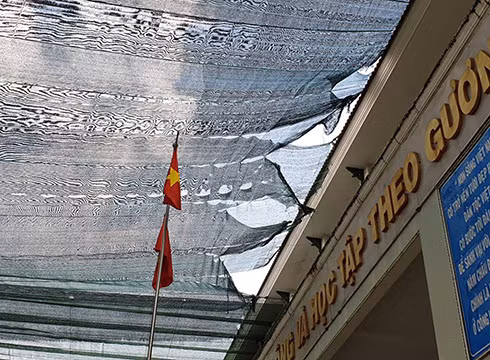Mái lưới che sân trung tâm Trường trung học phổ thông Bình Hưng Hòa, quận Bình Tân đã bị rách (ảnh: P.L)